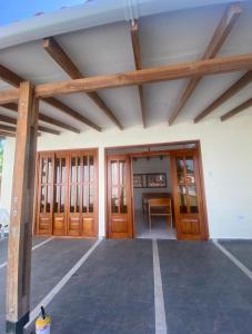 an empty room with wooden doors in a building at Eco Cabañas Montana in Santa Helena