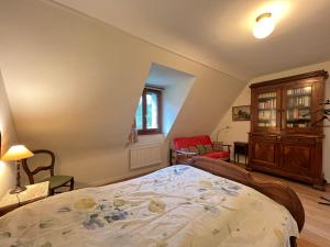 1 dormitorio con 1 cama y 1 silla en 102 - Belle Maison Familiale dans quartier calme, en Fréhel