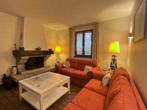 sala de estar con sofá y chimenea en 102 - Belle Maison Familiale dans quartier calme, en Fréhel
