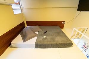 - un lit dans une chambre avec un oreiller dans l'établissement 34 LOFT Duplo · LOFT 900m São Paulo Expo/ 300mts metrô Jabaquara, à São Paulo