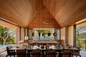 une salle à manger avec un grand plafond en bois dans l'établissement One&Only Mandarina, à Lo de Marcos