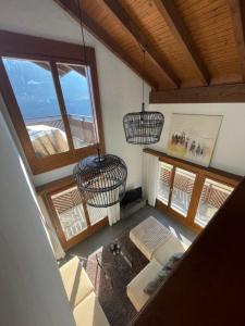 una vista aérea de una habitación con dos cestas colgantes en LakeHill72 en Seelisberg
