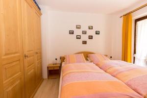 a bedroom with two beds and a window at Ferienwohnung in Weißbach ADAlpenstraße in Schneizlreuth