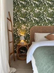 1 dormitorio con 1 cama con una pared verde arbolada en Chester Stays, en Pieta