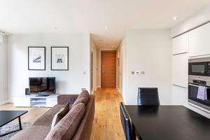 a living room with a couch and a table at Wonderful Holborn Apartment in London