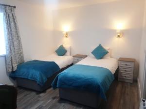 una camera con due letti con cuscini blu di Imperial Hotel a Tralee