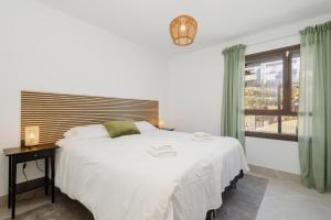 Postel nebo postele na pokoji v ubytování New built penthouse with stunning sea views Almazara Hills
