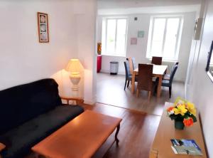 sala de estar con sofá y mesa en Appartement de 2 chambres avec jardin clos et wifi a Chateaudun, en Châteaudun