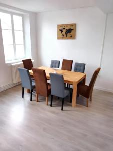 una mesa de madera y sillas en una habitación en Appartement de 2 chambres avec jardin clos et wifi a Chateaudun, en Châteaudun