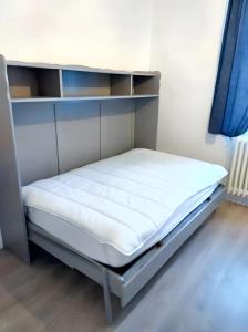 łóżko w pokoju z białym materacem w obiekcie Appartement de 2 chambres avec jardin clos et wifi a Chateaudun w mieście Châteaudun