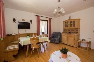 TV a/nebo společenská místnost v ubytování Ferienwohnung in Weißbach a d Alpenstraße