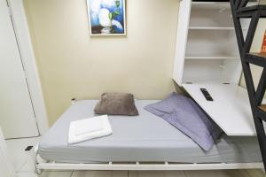 a small room with a bed and a shelf at 37 LOFT TRIPLO · Congonhas Airport, Jabaquara Metro, Expo São Paul in Sao Paulo