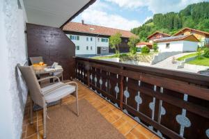 - Balcón con mesa y vistas en Ferienwohnung Bergspitz, en Pfronten