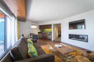 TV a/nebo společenská místnost v ubytování Qualicum Beach Inn