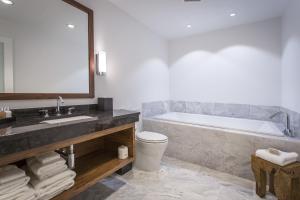 Koupelna v ubytování Qualicum Beach Inn