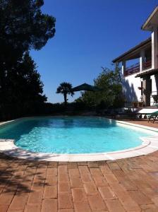 ein großer blauer Pool im Hof in der Unterkunft Freistehendes, mitten im Grünen gelegenes Ferienhaus mit privatem Pool in Manziana