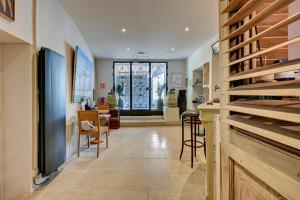 un couloir avec une porte, une table et des chaises dans l'établissement Hostellerie Le Paradou, à Lourmarin