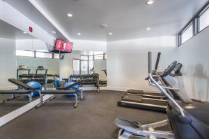 Fitness centrum a/nebo fitness zařízení v ubytování Qualicum Beach Inn