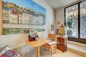 a room with a table and a large window at Hostellerie Le Paradou in Lourmarin