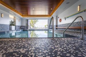 Bazén v ubytování Qualicum Beach Inn nebo v jeho okolí