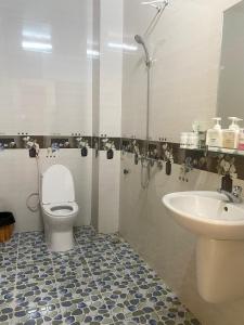 La salle de bains est pourvue de toilettes et d'un lavabo. dans l'établissement Happy field homestay, à Phong Nha