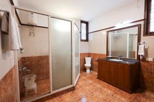 Koupelna v ubytování Gumaan Auberge