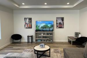 een woonkamer met een tv en een tafel bij Arena Roja House in Washington