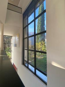 um quarto com uma grande janela com vista em B1Verscio Villa Cavalli em Verscio