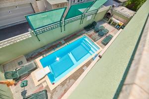 een uitzicht op een zwembad naast een huis bij Villa Punta Viktory in Umag
