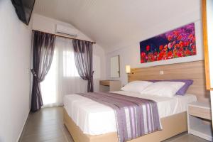 une chambre d'hôtel avec un lit et une fenêtre dans l'établissement Hotel Asterias, à Limenaria