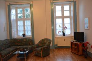 ein Wohnzimmer mit einem Sofa und einem TV in der Unterkunft 6 Krakow in Borkow