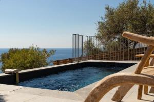 - une piscine avec vue sur l'océan dans l'établissement Belle villa vue mer- Erbalunga à 2 pas de la plage, à Brando