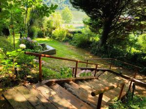 eine Treppe in einem Garten mit Blumen in der Unterkunft Studio with lake view shared pool and enclosed garden at Santa Cruz do Douro in Santa Cruz do Douro