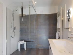 uma casa de banho com um chuveiro e um lavatório. em Lindenstuuv em Mittelangeln