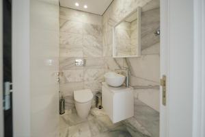 ein weißes Badezimmer mit Toilette und Waschbecken in der Unterkunft Oasis Villa 6 in Klorakas + 14 Fotos