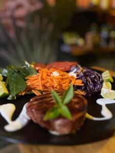 une assiette de nourriture avec des légumes sur une table dans l'établissement Casa Xadani, à Cerro Largo