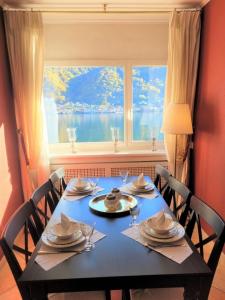 tavolo da pranzo con vista sull'acqua di A14Apt Rosa Blu a Brusino Arsizio