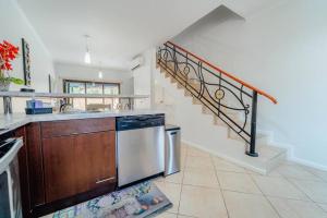 Η κουζίνα ή μικρή κουζίνα στο Gold coast beautiful house with private pool