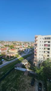 een uitzicht op een stad met een hoog gebouw bij Big Apartment by the Adriatic Sea in Durrës