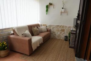 um sofá castanho sentado numa sala de estar em JANNUZZI HOUSE em Trevignano Romano