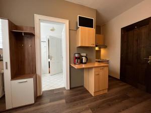 Habitación con cocina con barra y puerta. en 3144 Ferien am SCHLOSS WALD Ap RAPHAEL, en Wald