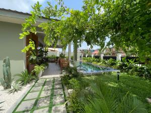 a garden with a swimming pool in a house at Château NaNa Willine in Accra