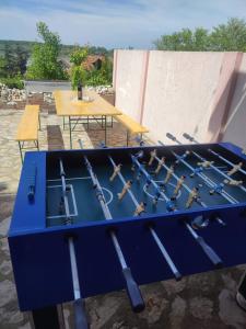 Een blauwe tafel met een hoop wapens erop. bij Apartmani Jugovo Vazdušna banja - rodjendani za decu in Udovice