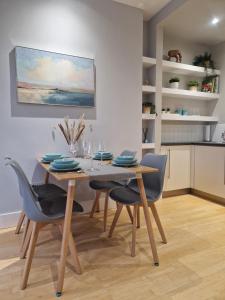 a dining room with a table and chairs at Central London 1 bedroom flat in Kensington in London