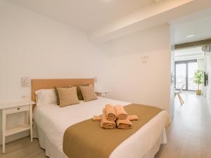 1 dormitorio con 2 pares de zapatillas en una cama en Castle Mirador By CanariasGetaway, en Las Palmas de Gran Canaria