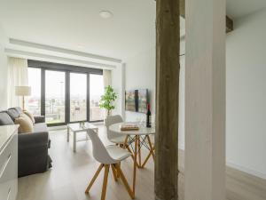 - un salon blanc avec une table et un canapé dans l'établissement Castle Mirador By CanariasGetaway, à Las Palmas de Gran Canaria