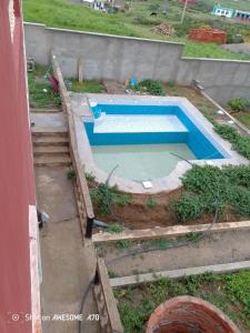 - une vue sur la piscine dans la cour dans l'établissement دار الضيافه امال, à Tetouan