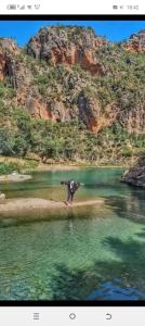 una persona parada en una pequeña isla en el agua en دار الضيافه امال, en Tetuán