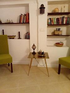 uma sala de estar com uma mesa e duas cadeiras em Vista Terraza Illora em Illora