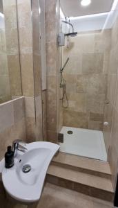 a bathroom with a shower and a sink and a toilet at Käuzchennest Klein aber fein ALLES NEU! in Bad Oeynhausen +1 photo